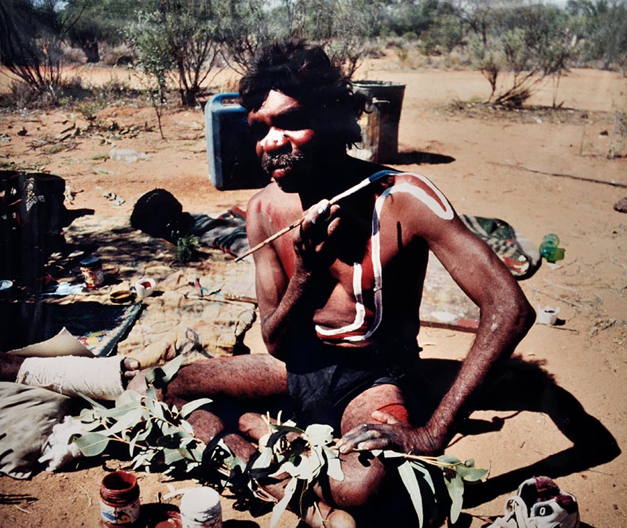Australian_DotPainting_Sammlung_Scheps-Bretschneider_Foto_F12_Mann_Bemalung_DSC_0142