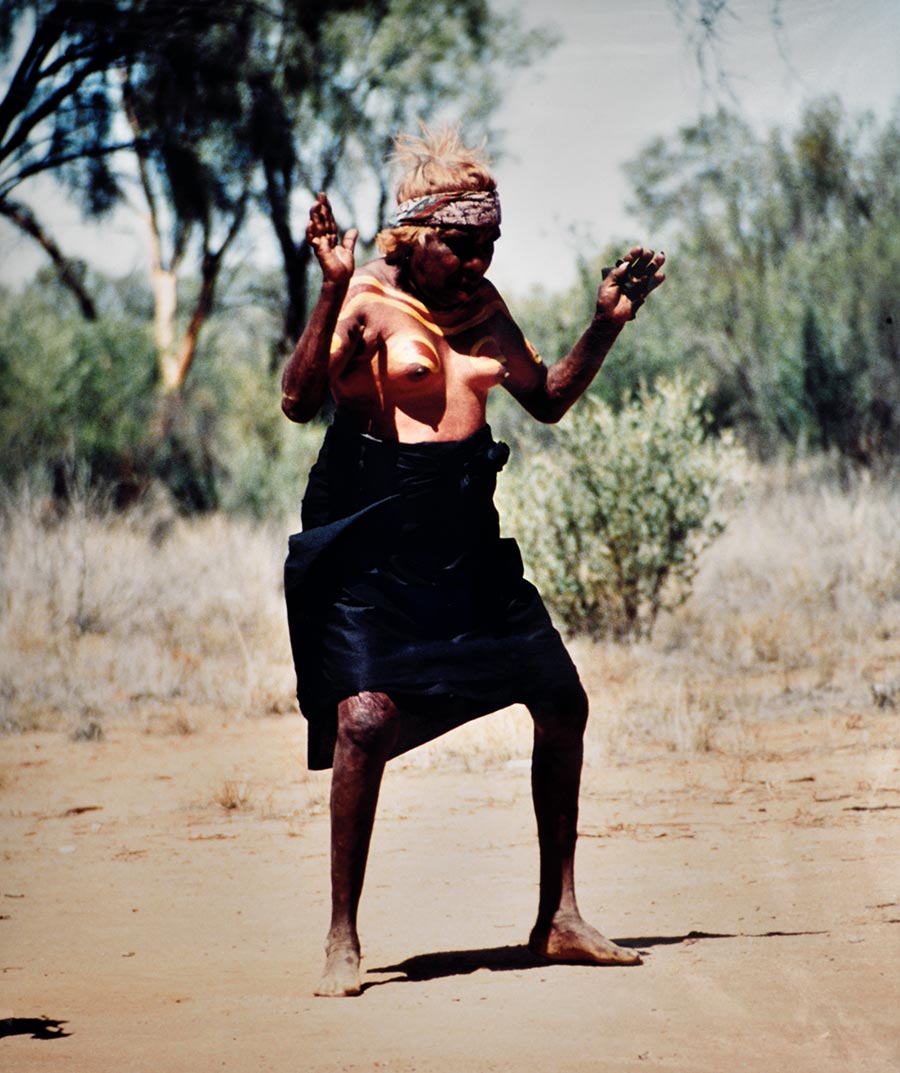 Australian_DotPainting_Sammlung_Scheps-Bretschneider_Foto_F17_Frau_Tanz_HonigAmeisen_DSC_0138