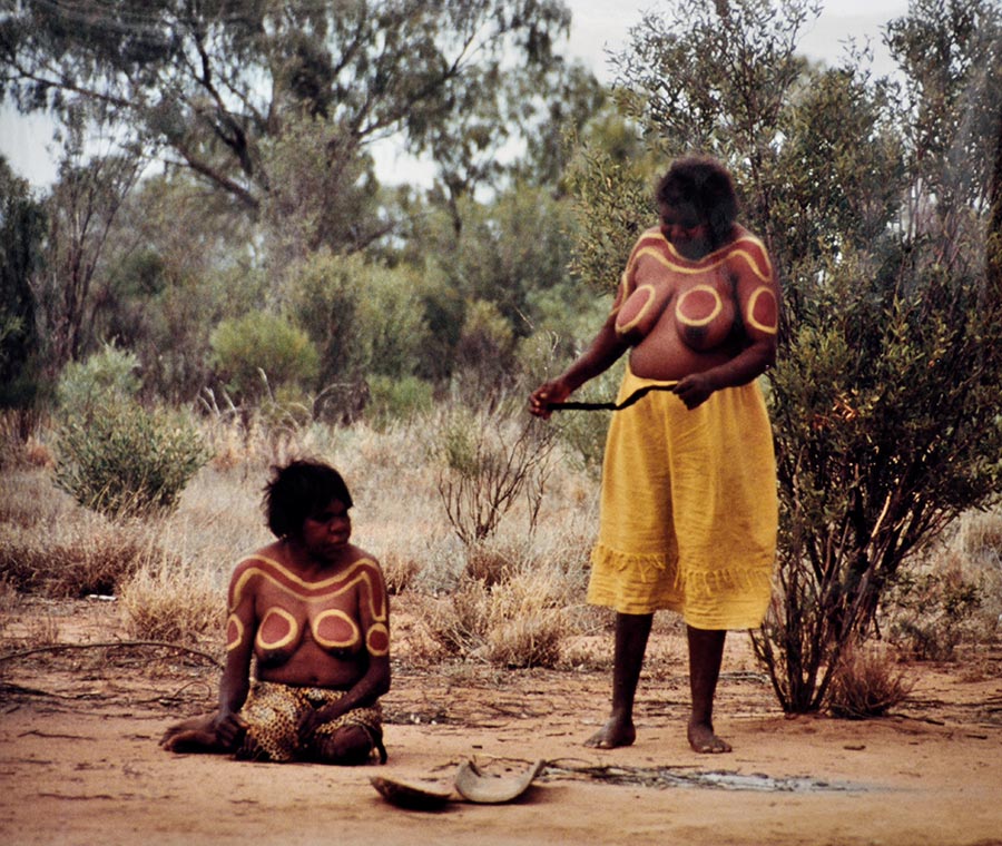 Australian_DotPainting_Sammlung_Scheps-Bretschneider_Foto_F1_Frauen_Bemalung_DSC_0136