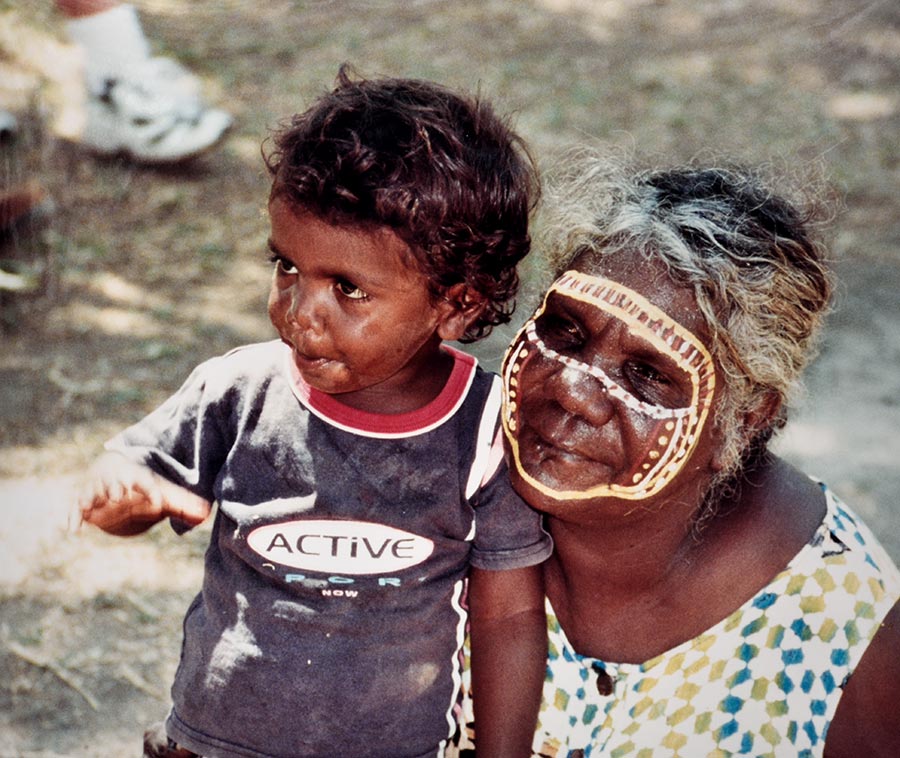 Australian_DotPainting_Sammlung_Scheps-Bretschneider_Foto_F9_Frau-und-Kind_Bemalung_DSC_0145