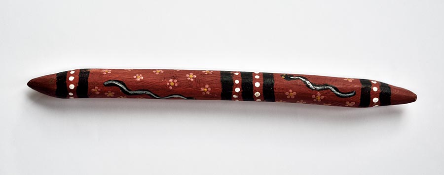 Australian_DotPainting_Sammlung_Scheps-Bretschneider_Objekt_O6_Grabstock_Rot_DSC_0166